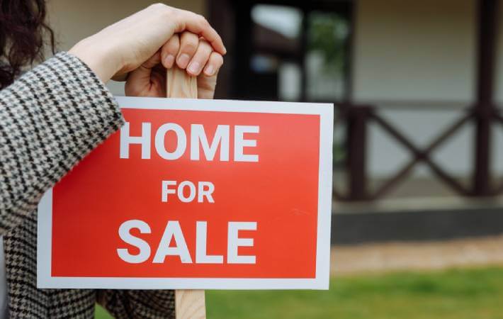 Pros & Cons of Selling Your House to a Company
